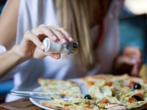 Yoğun tuz tüketimi kemikleri tehdit ediyor