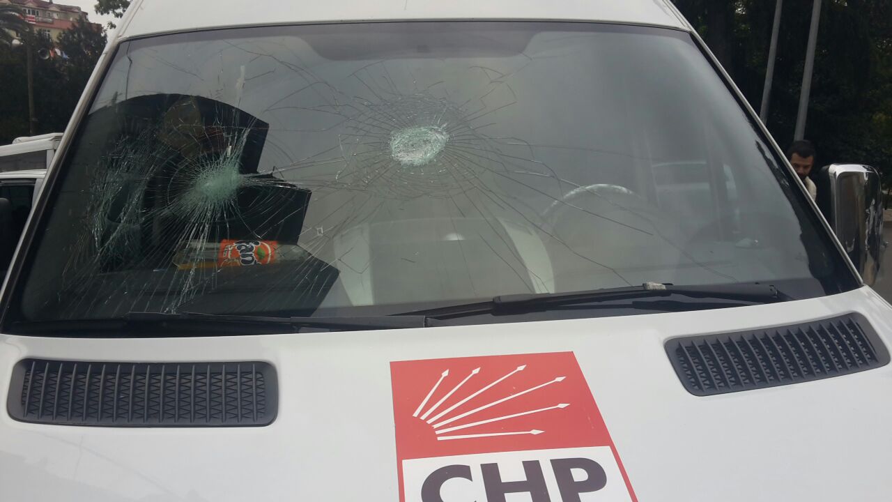 Trabzon'da CHP seçim aracına taşlı saldırı