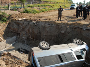 Öğrenci servisi su kanalına düştü
