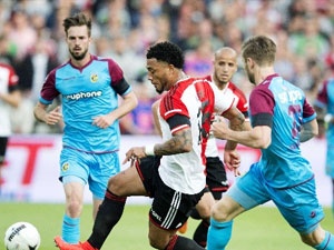 Kazım rakibini yumrukladı