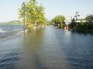 Sapanca Gölü taştı