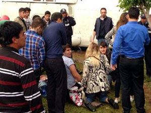 Partilileri taşıyan minibüs devrildi