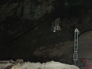 Heyelan, kamyonu uçurumdan yuvarladı!