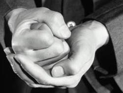 Ak Partili vekil burun kırdı