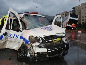 Polislerin midibüsü devrildi: 17 yaralı