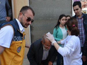Yürürken kafasına cam düştü!