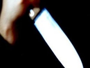 Kendisini korkutan kocasını bıçakladı