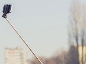 Papazın telefonunu çaldı!