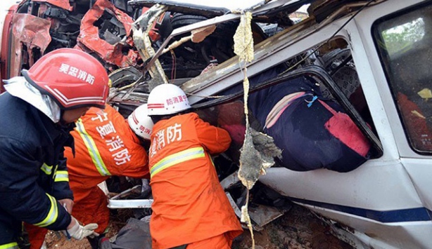 Çin'de otobüs kazası: 35 ölü