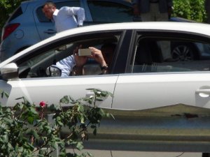 Kazayı bırakıp fotoğraf çektiler insanlık dışı!