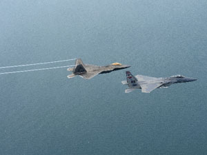 Savaş uçakları panik yarattı