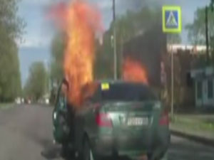 Araç bir anda alev topuna döndü!