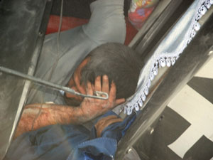 Devrilen TIR’da can pazarı