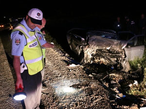 CHP’nin seçim minibüsü kaza yaptı