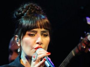 Reklam stresi Sıla'nın saçlarını vurdu