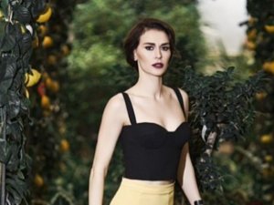 Kapıyı seksi gecelikle açıp...