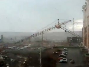 Dev vinç böyle devrildi: 1 ölü