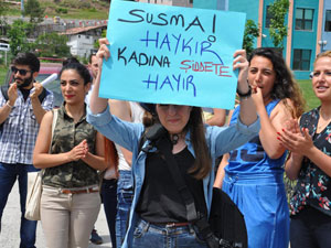 Üniversitede şiddete eylemli tepki!