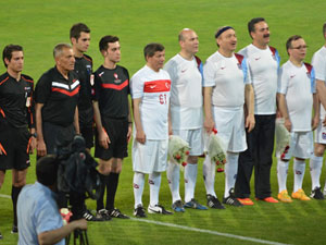 Davutoğlu o forma ile çıktı!