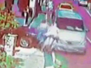 Minibüs yayaların arasına daldı