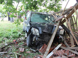 Araç evi avlusuna girdi!