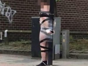 Yarı çıplak halde elektrik direğine bantladılar