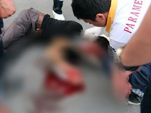 Kafasından traktör geçti!