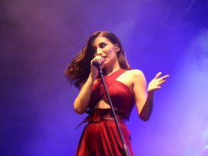 İrem Derici'den frikik önlemi!