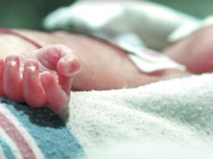 8 aylık bebeğini elleriyle boğdu!