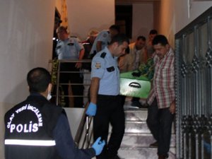 Karısını 13 yerinden bıçakladı!