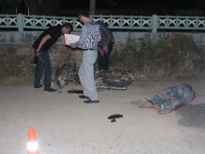 Motosiklet cami duvarına çarptı: 1 ölü, 2 yaralı