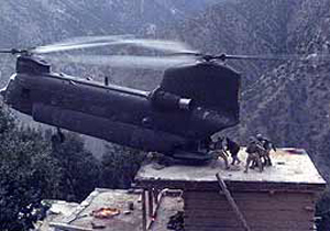 Helikopter evin tepesine düştü