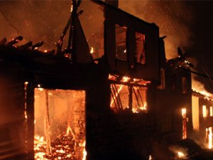 3 ev alevlere teslim oldu!