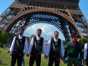 Eyfel Kulesi'nde horon!