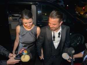 Sütyensiz modasına Beren de katıldı!