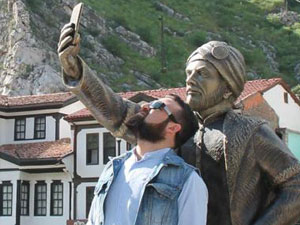 Selfie yapan heykel bu kez de!