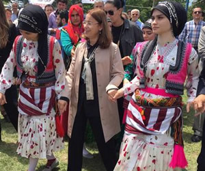 Aile ve Sosyal Politikalar Bakanı İslam, horon oynadı