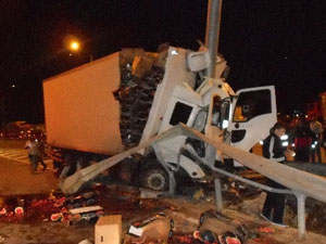 Kamyon bariyerlere çarptı