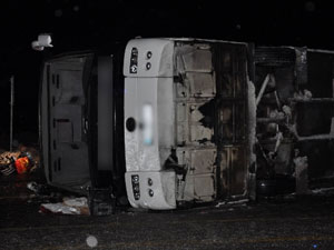 Turistleri taşıyan minibüs devrildi