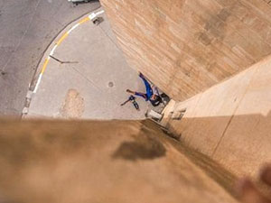 IŞİD eşcinsel şahsı 30 metreden aşağı attı