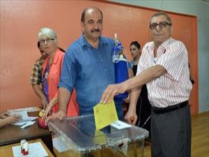 Oksijen tüpüyle oy kullandı!