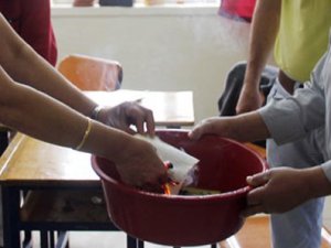 Bir oy sandık başında yakıldı!