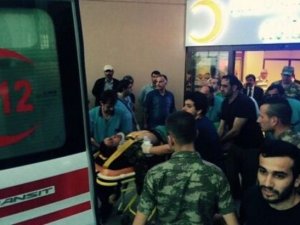 Minibüs devrildi: 9'u asker 10 yaralı