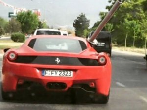 Ferrari'yle boru taşıyınca...