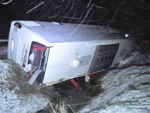 Yolcu otobüsü devrildi: 25 yaralı!