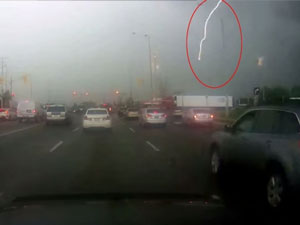 Elektrik teline yıldırım düşerse! - İzle