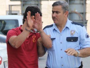 Hırsızlık için girdi kadının yanına yattı!