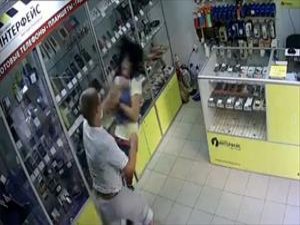 Genç kadına böyle saldırdı !