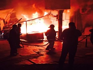 Yaşı küçük ama tarihi çarşıyı yaktı