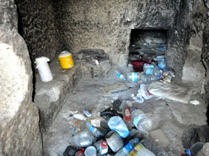 Tarihi mezar odaları çöplüğe döndü!